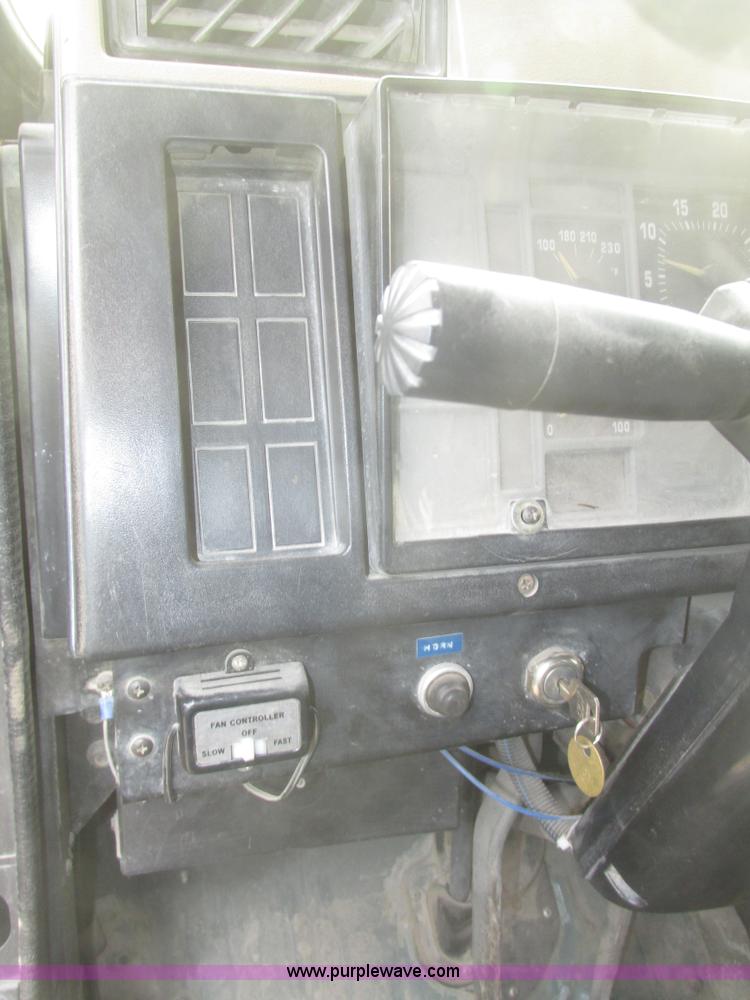 image for item G9797 1993 International 4900 dump truck