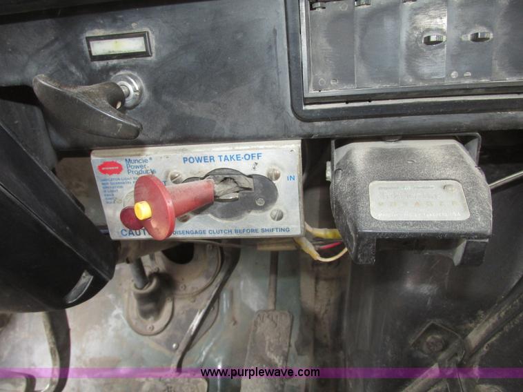 image for item G9797 1993 International 4900 dump truck