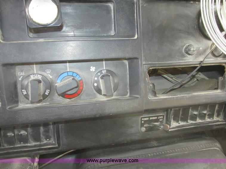 image for item G9797 1993 International 4900 dump truck