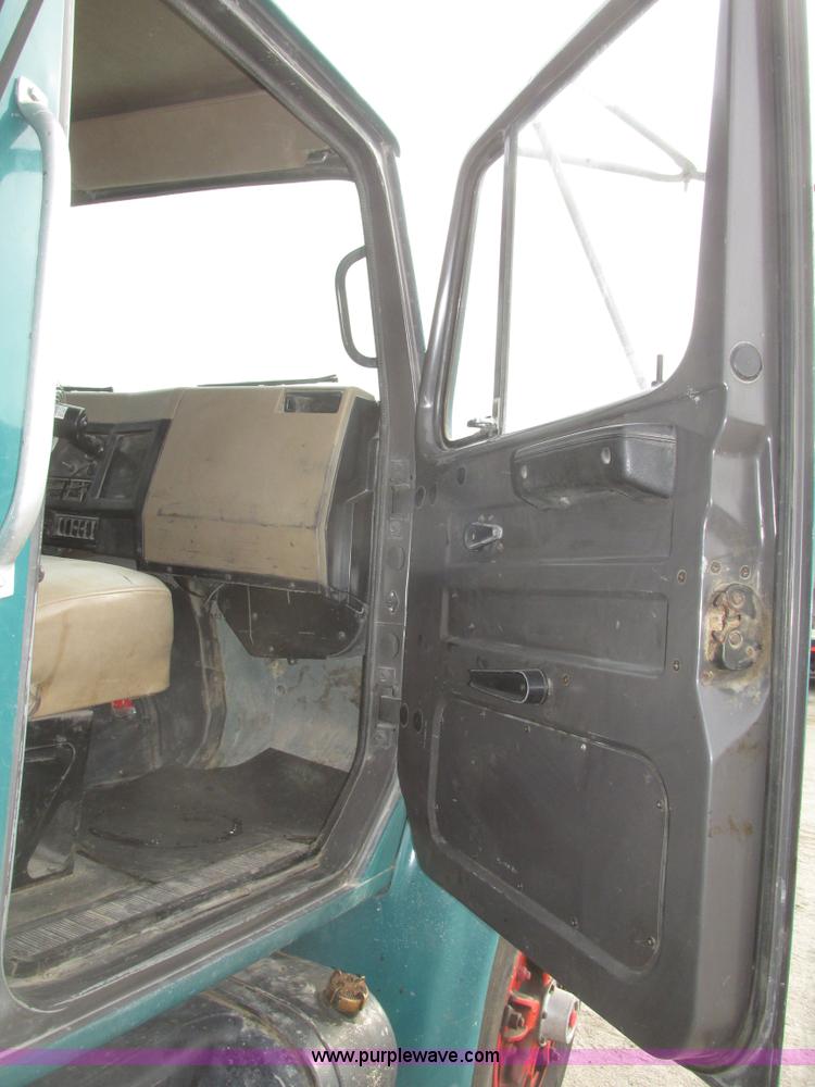 image for item G9797 1993 International 4900 dump truck