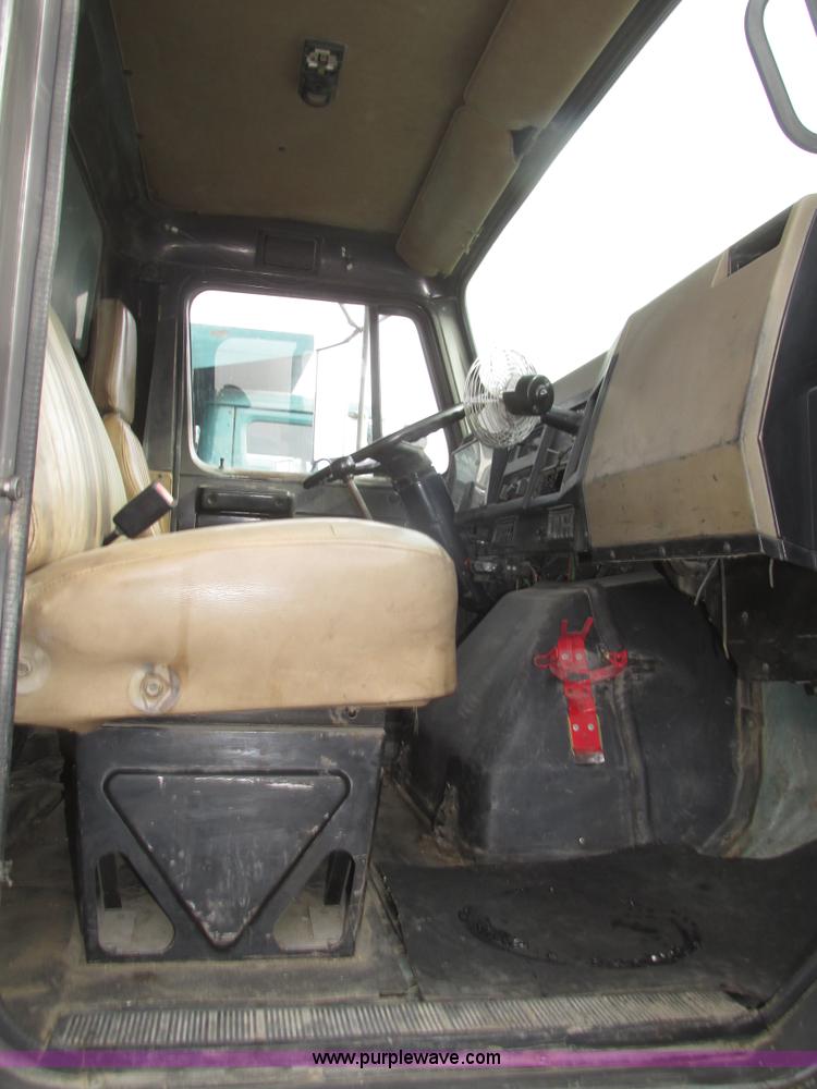 image for item G9797 1993 International 4900 dump truck