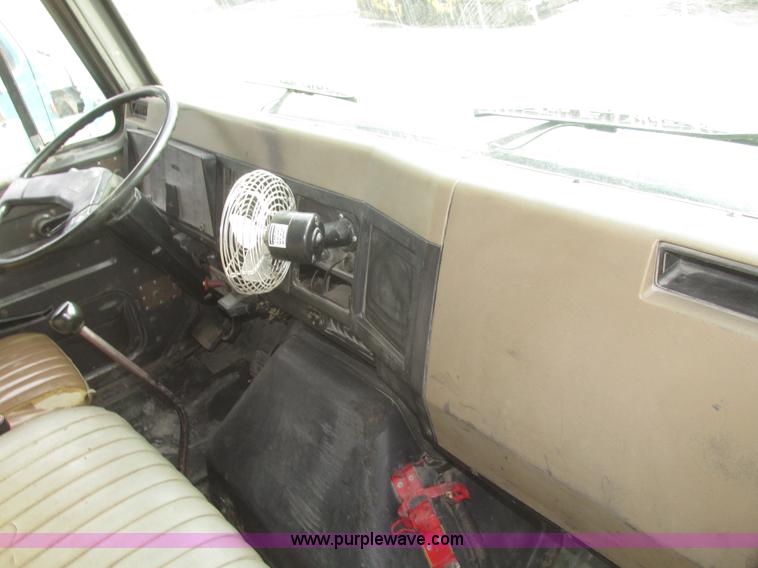 image for item G9797 1993 International 4900 dump truck