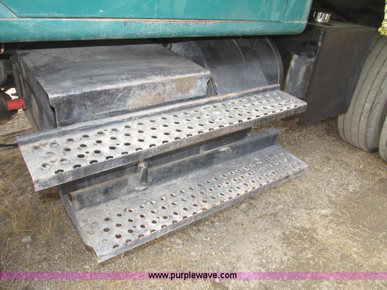 image for item G9797 1993 International 4900 dump truck