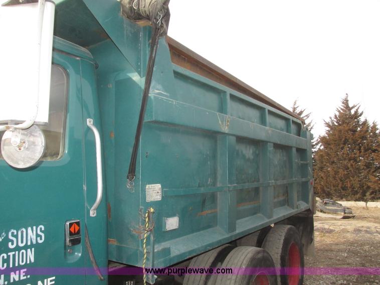 image for item G9797 1993 International 4900 dump truck