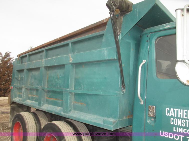 image for item G9797 1993 International 4900 dump truck