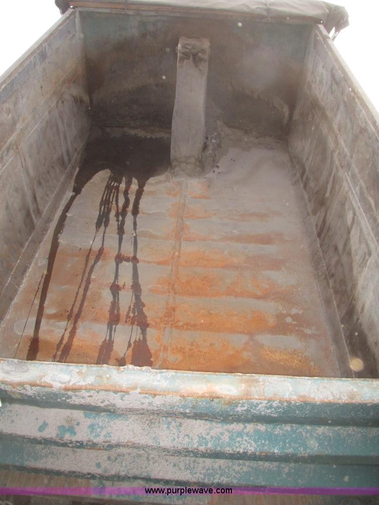 image for item G9797 1993 International 4900 dump truck