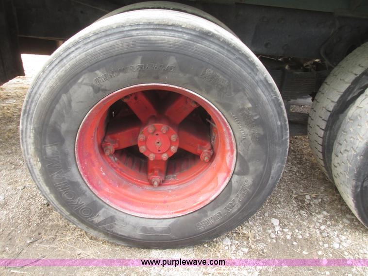 image for item G9797 1993 International 4900 dump truck