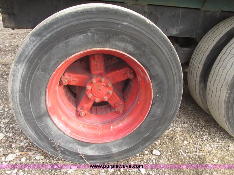 image for item G9797 1993 International 4900 dump truck