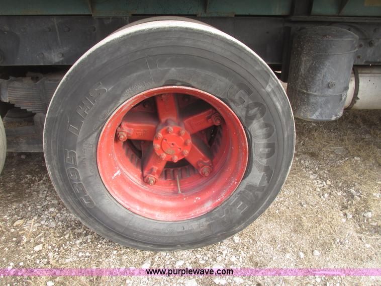 image for item G9797 1993 International 4900 dump truck