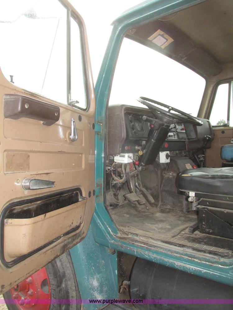 image for item G9798 1986 International F1954 dump truck