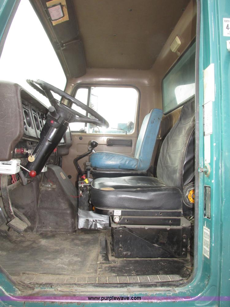 image for item G9798 1986 International F1954 dump truck