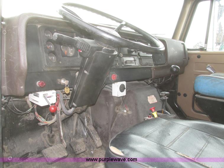 image for item G9798 1986 International F1954 dump truck