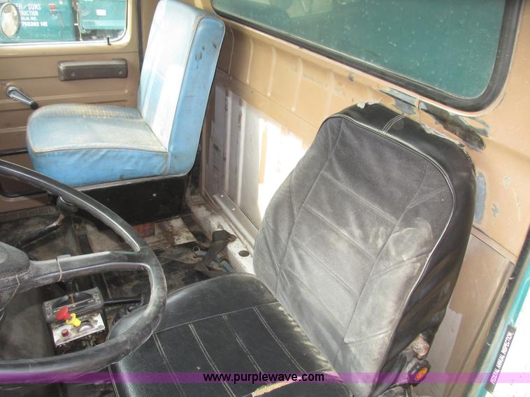 image for item G9798 1986 International F1954 dump truck