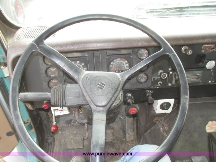 image for item G9798 1986 International F1954 dump truck