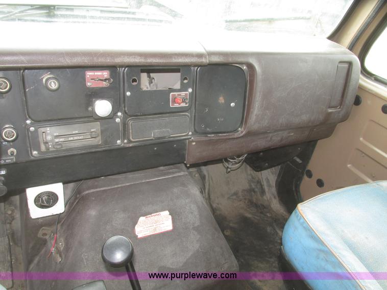 image for item G9798 1986 International F1954 dump truck