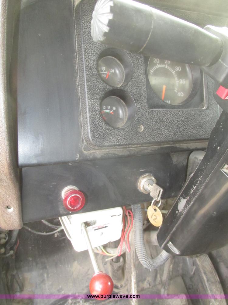 image for item G9798 1986 International F1954 dump truck