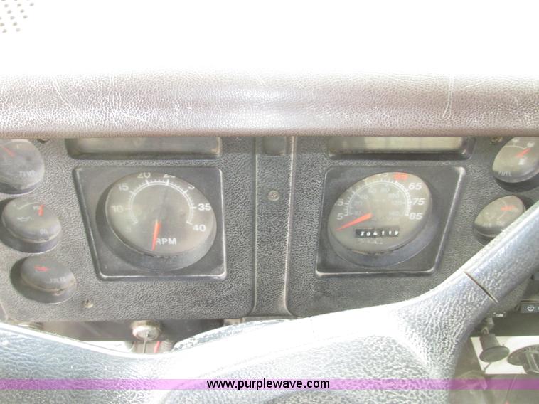 image for item G9798 1986 International F1954 dump truck