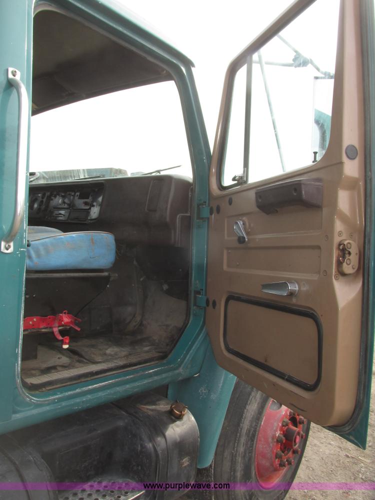 image for item G9798 1986 International F1954 dump truck