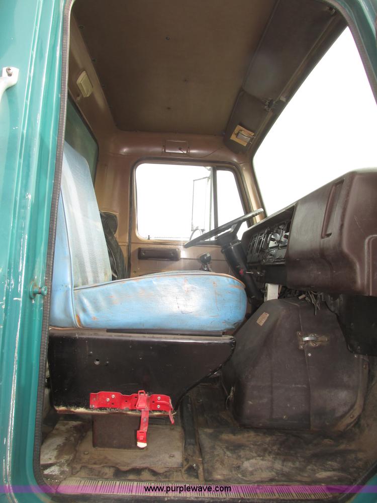 image for item G9798 1986 International F1954 dump truck