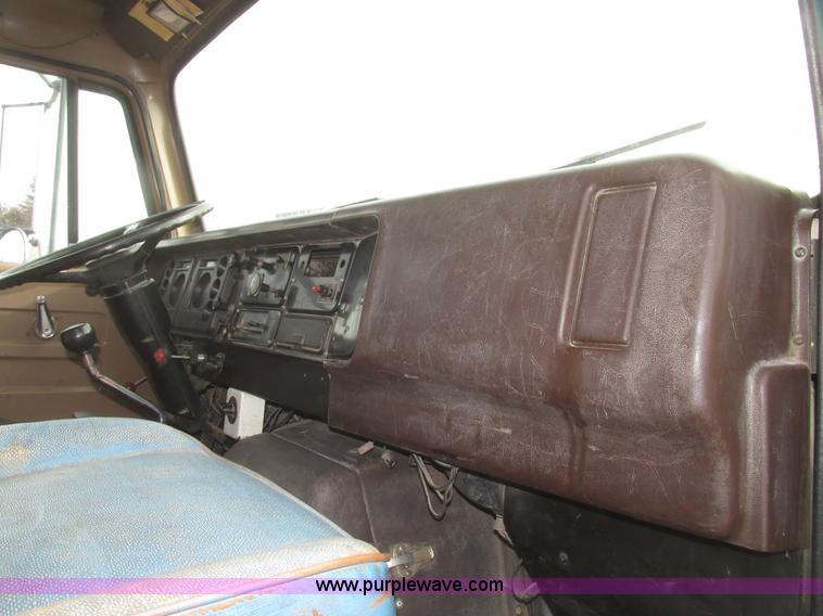 image for item G9798 1986 International F1954 dump truck