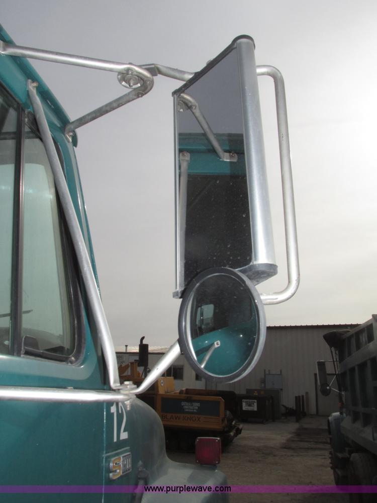 image for item G9798 1986 International F1954 dump truck