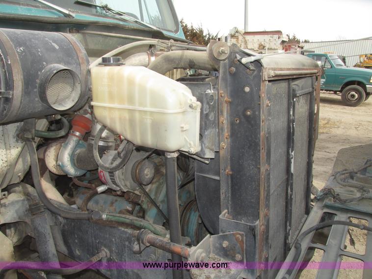 image for item G9798 1986 International F1954 dump truck