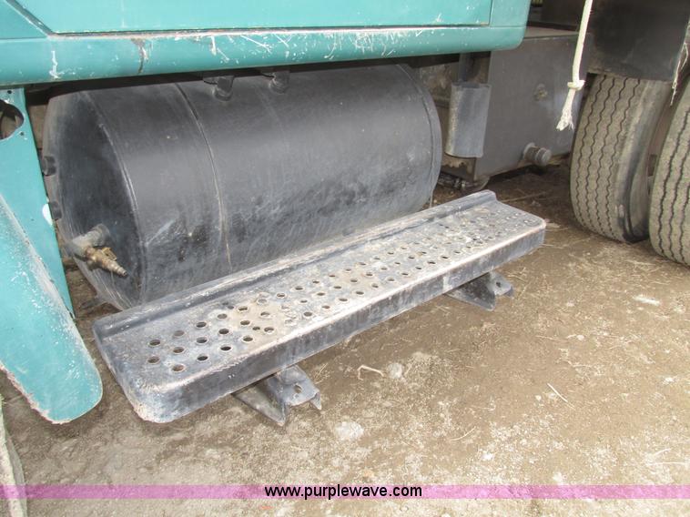 image for item G9798 1986 International F1954 dump truck