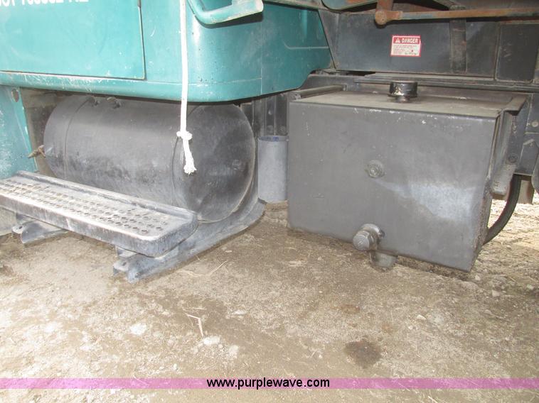 image for item G9798 1986 International F1954 dump truck