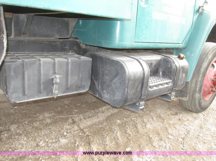 image for item G9798 1986 International F1954 dump truck