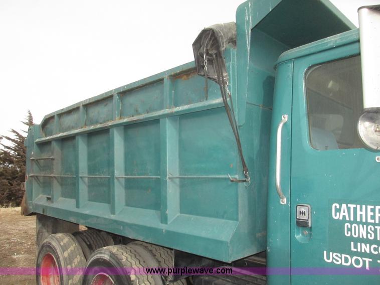 image for item G9798 1986 International F1954 dump truck