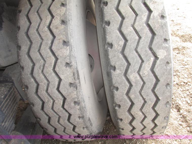 image for item G9798 1986 International F1954 dump truck