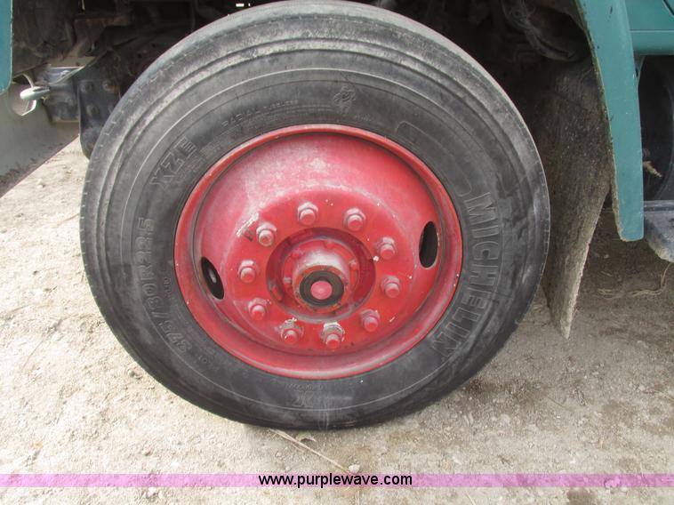 image for item G9798 1986 International F1954 dump truck