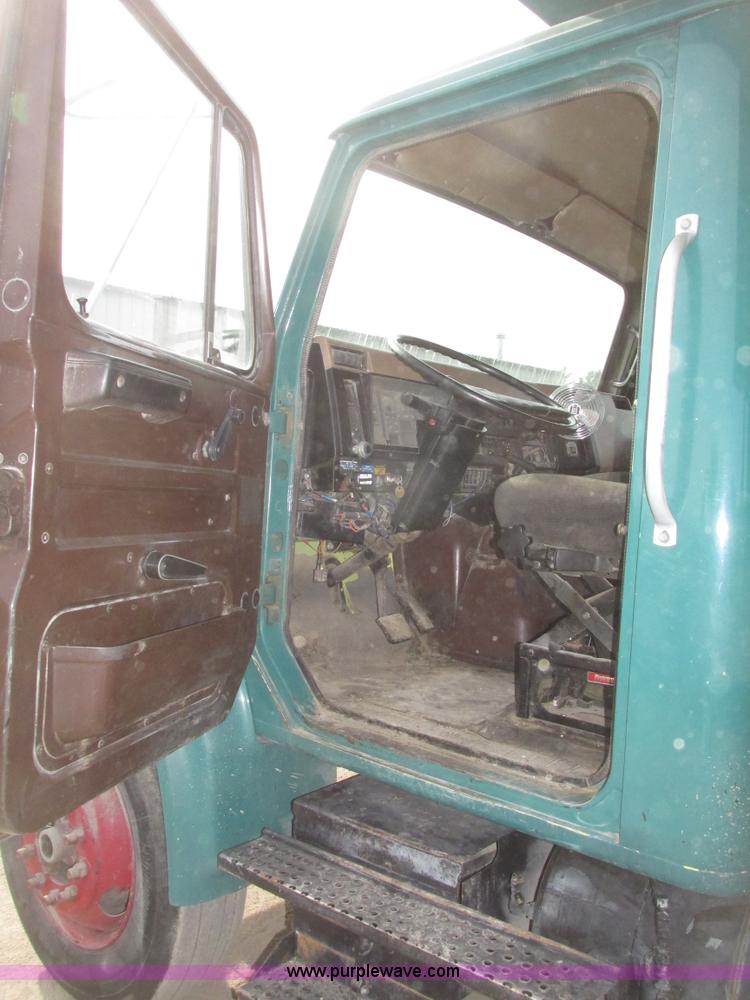 image for item G9799 1991 International 4900 dump truck