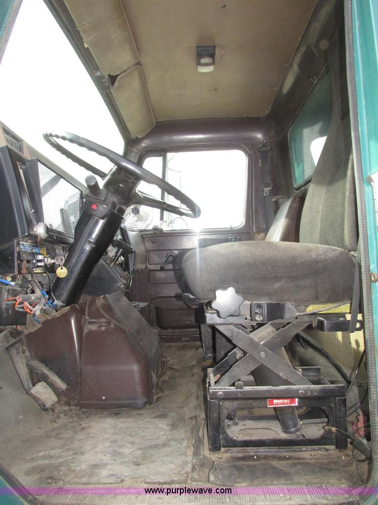 image for item G9799 1991 International 4900 dump truck