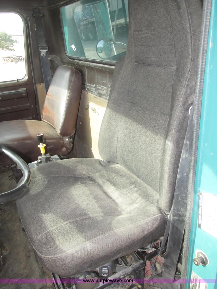 image for item G9799 1991 International 4900 dump truck