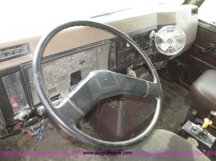 image for item G9799 1991 International 4900 dump truck