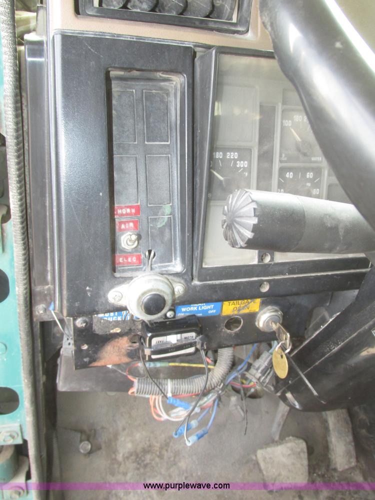 image for item G9799 1991 International 4900 dump truck