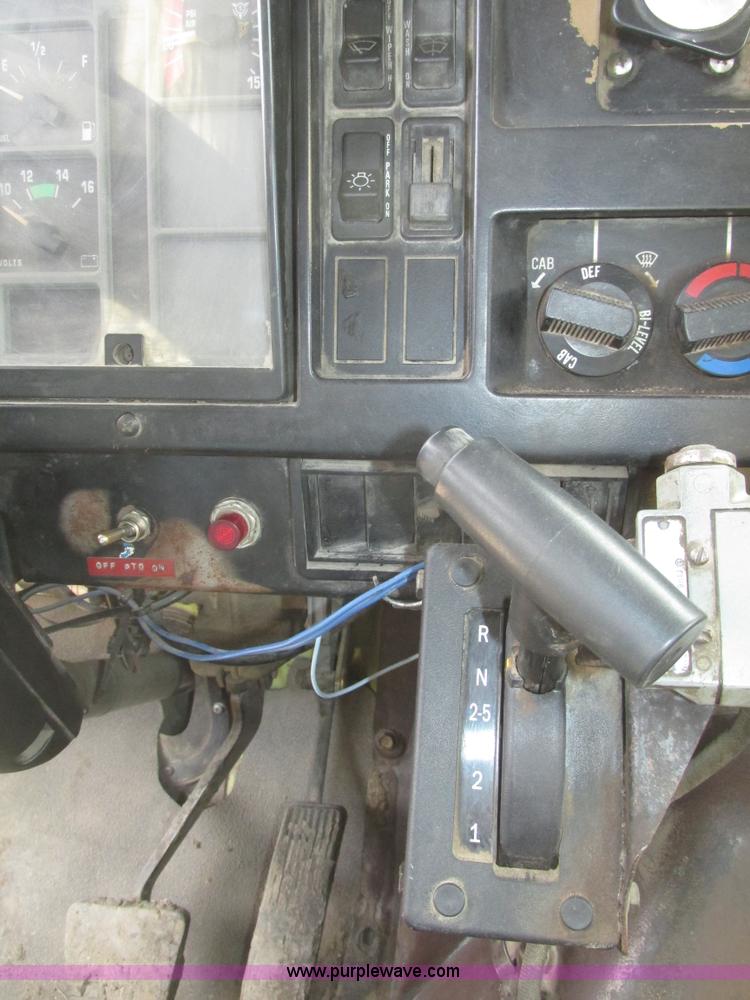 image for item G9799 1991 International 4900 dump truck