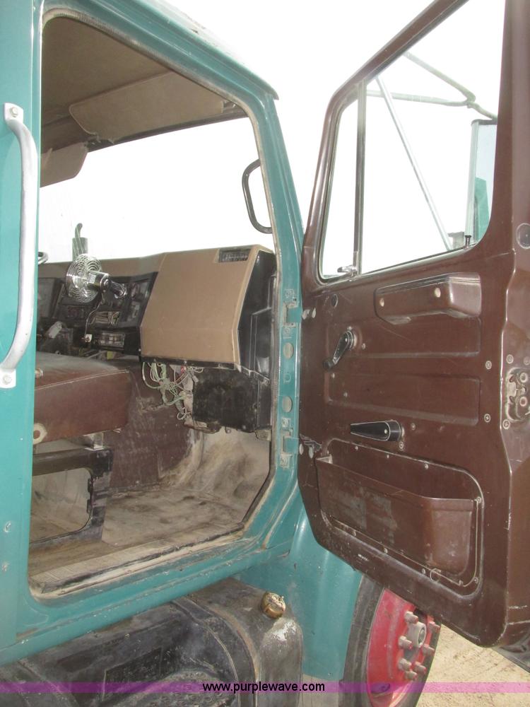 image for item G9799 1991 International 4900 dump truck