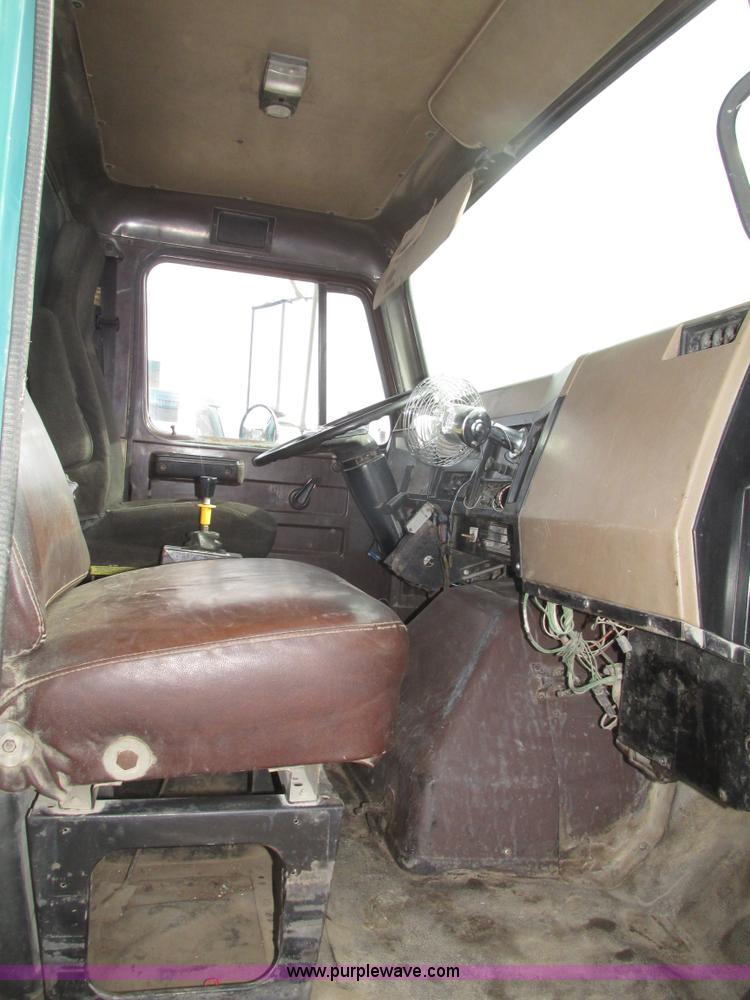 image for item G9799 1991 International 4900 dump truck