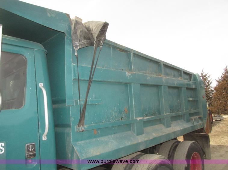 image for item G9799 1991 International 4900 dump truck