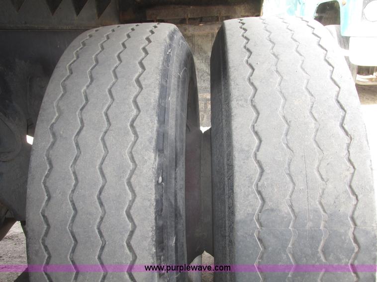 image for item G9799 1991 International 4900 dump truck