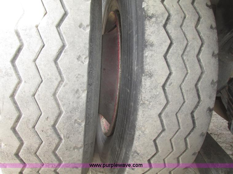 image for item G9799 1991 International 4900 dump truck