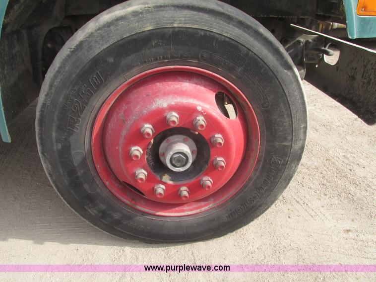 image for item G9799 1991 International 4900 dump truck