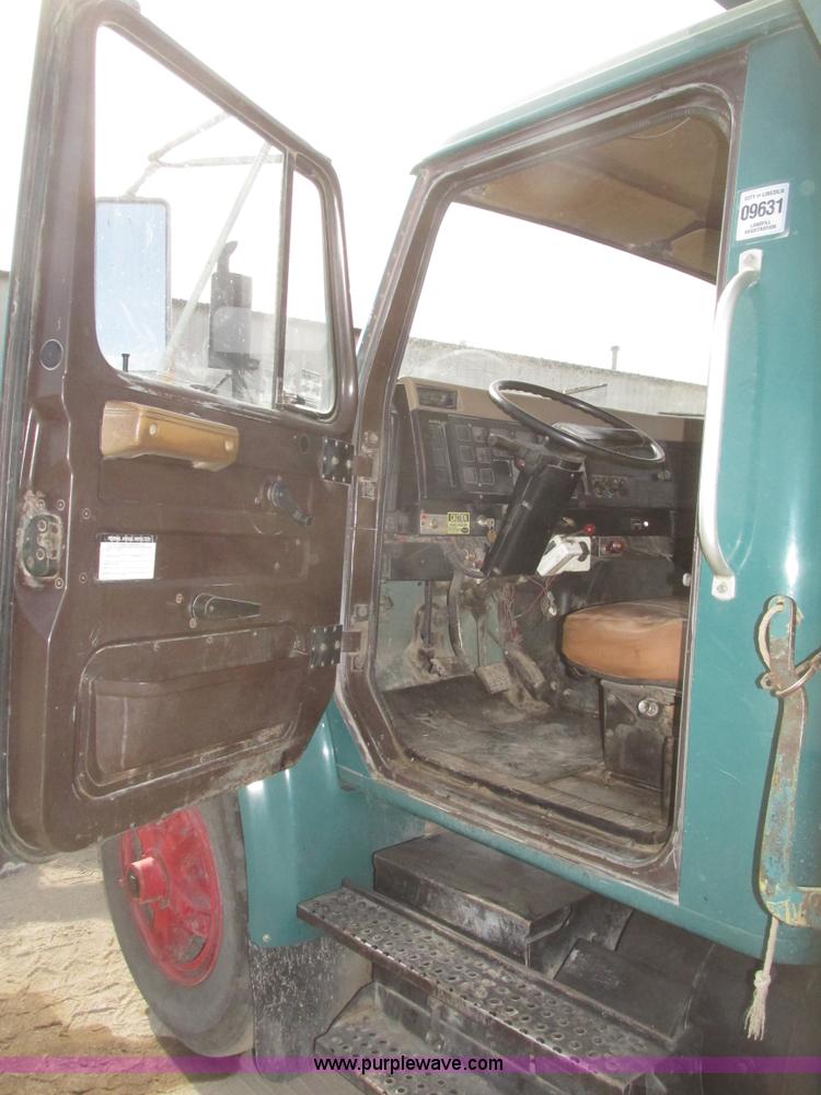 image for item G9800 1991 International 4900 dump truck