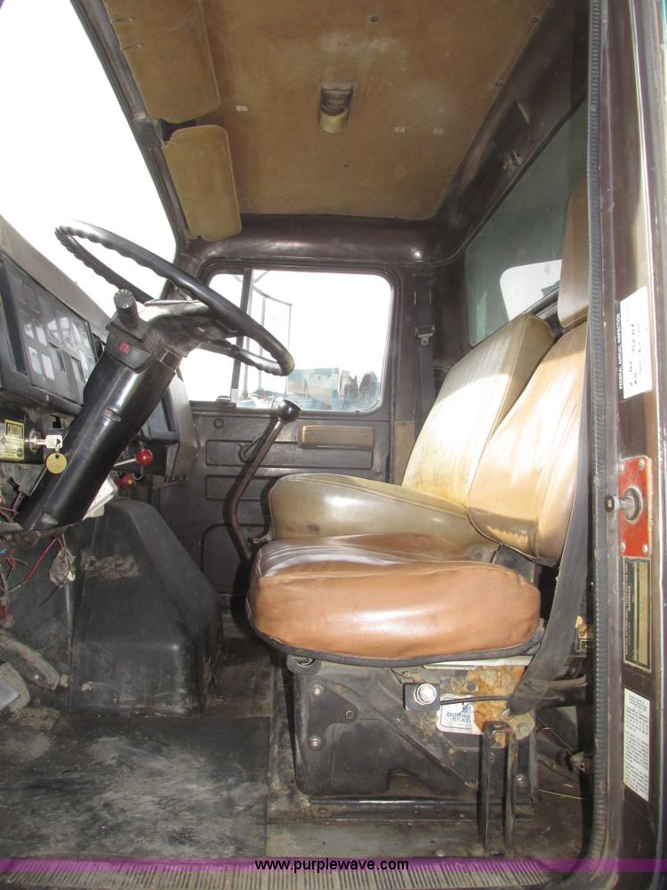 image for item G9800 1991 International 4900 dump truck