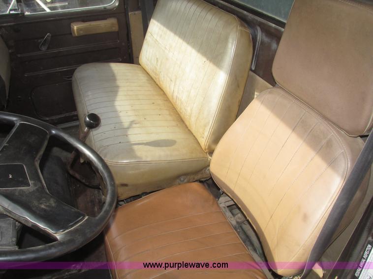 image for item G9800 1991 International 4900 dump truck