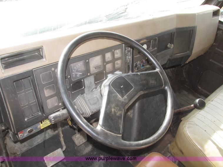 image for item G9800 1991 International 4900 dump truck