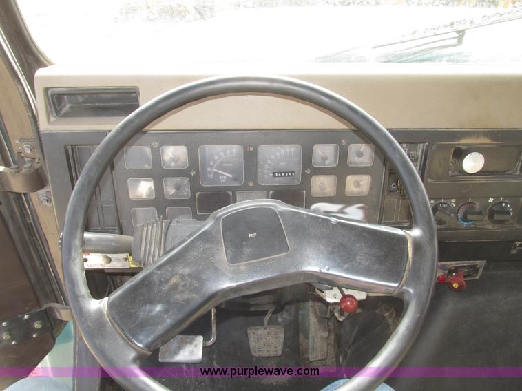 image for item G9800 1991 International 4900 dump truck