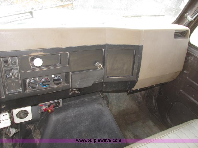 image for item G9800 1991 International 4900 dump truck
